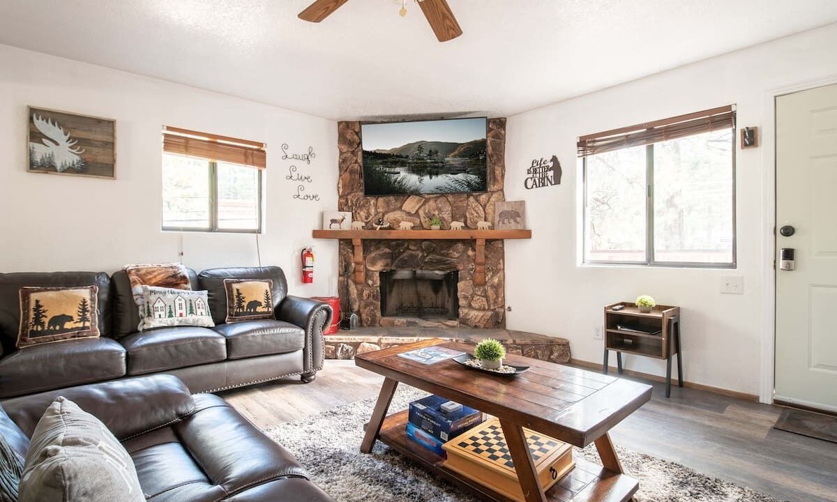 Photo of Livingroom in Summit Estates