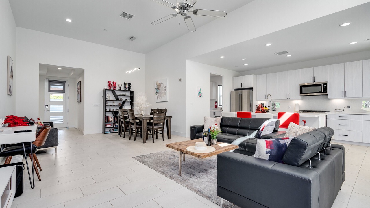 Photo of Livingroom in Racquet Club West