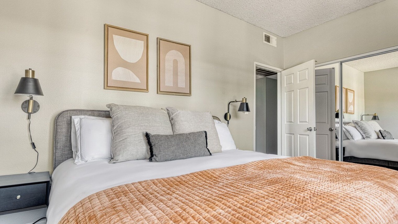 Photo of Bedroom in NoHo Arts District