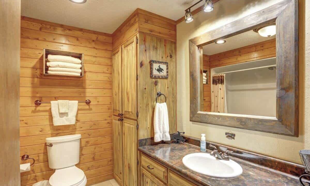 Photo of Bathroom in Colonial Pine Hills