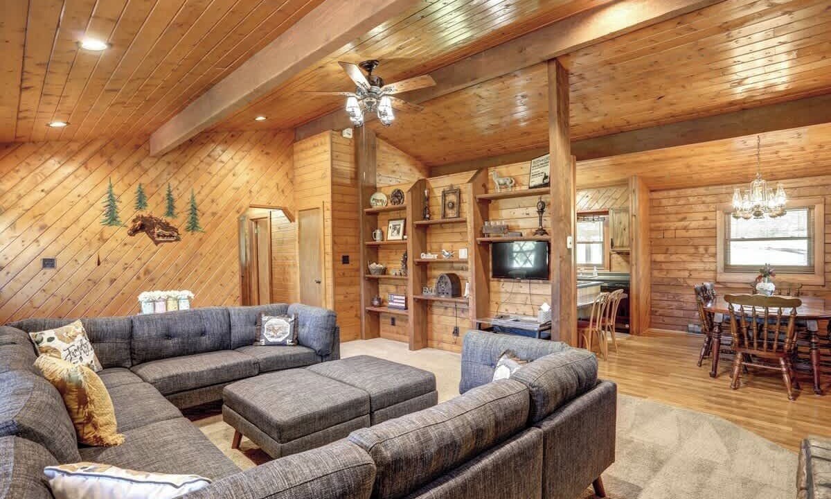 Photo of Livingroom in Colonial Pine Hills