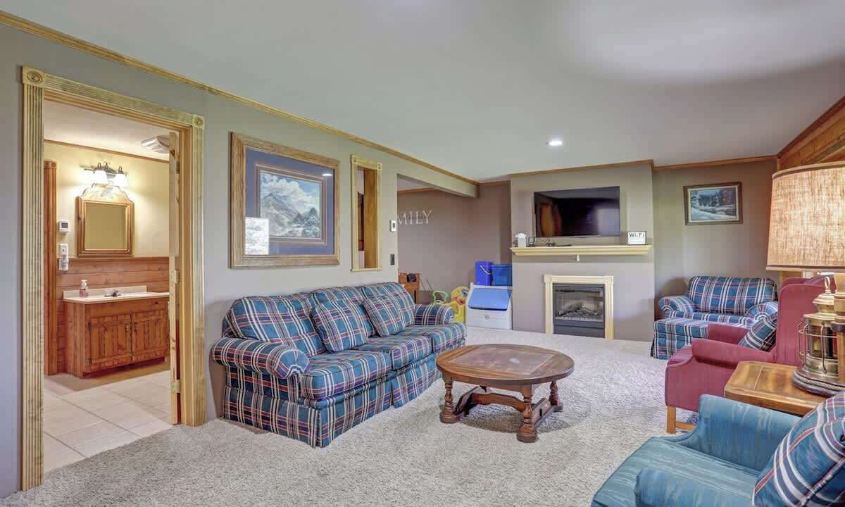Photo of Livingroom in Colonial Pine Hills
