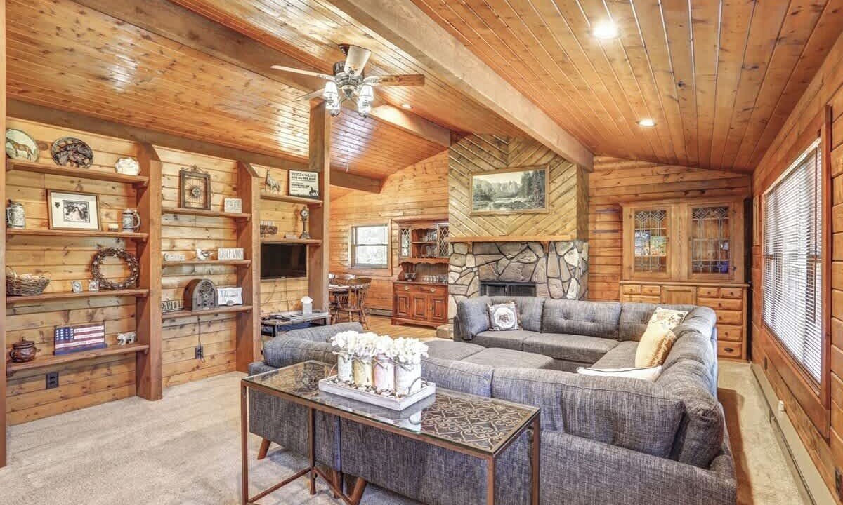Photo of Livingroom in Colonial Pine Hills