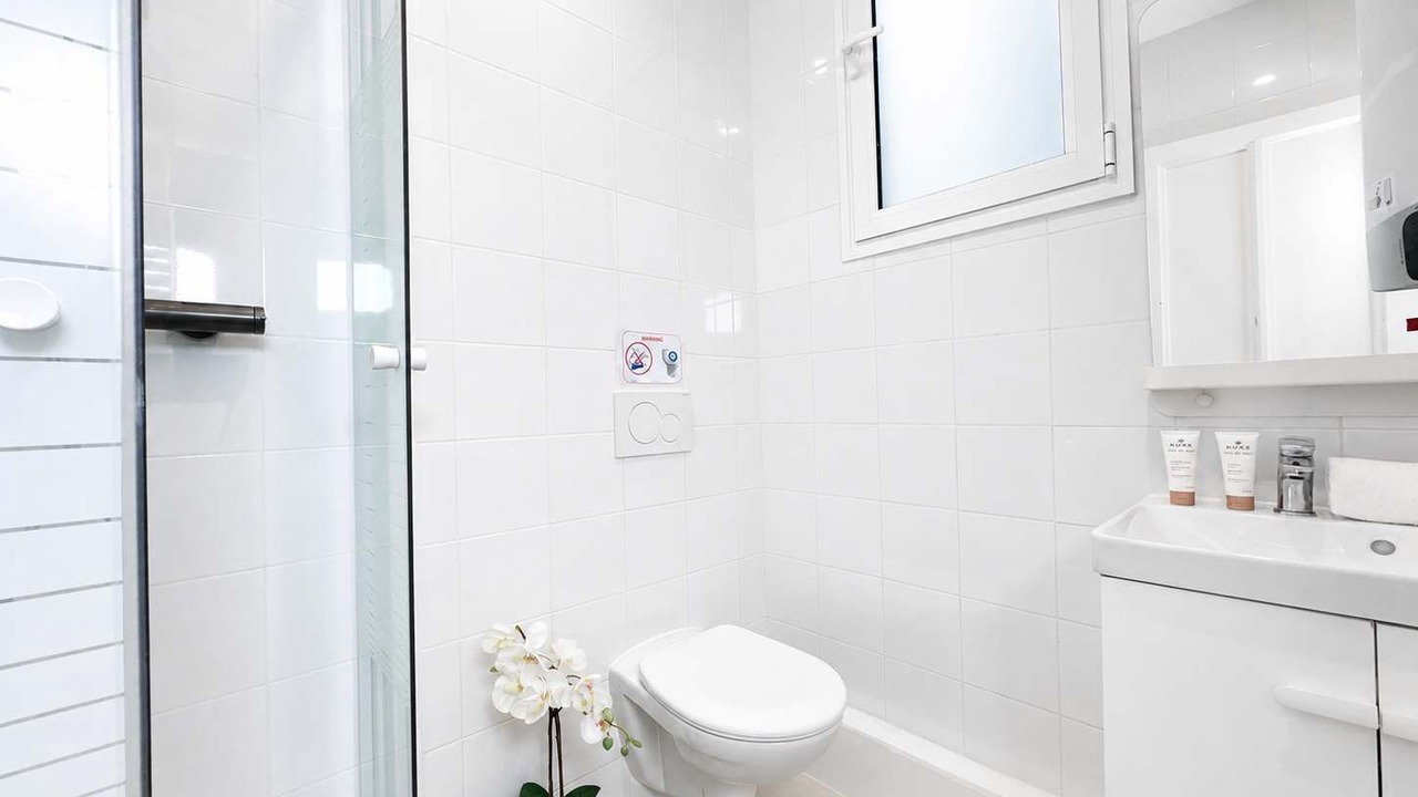 Photo of Bathroom in Saint-Lambert