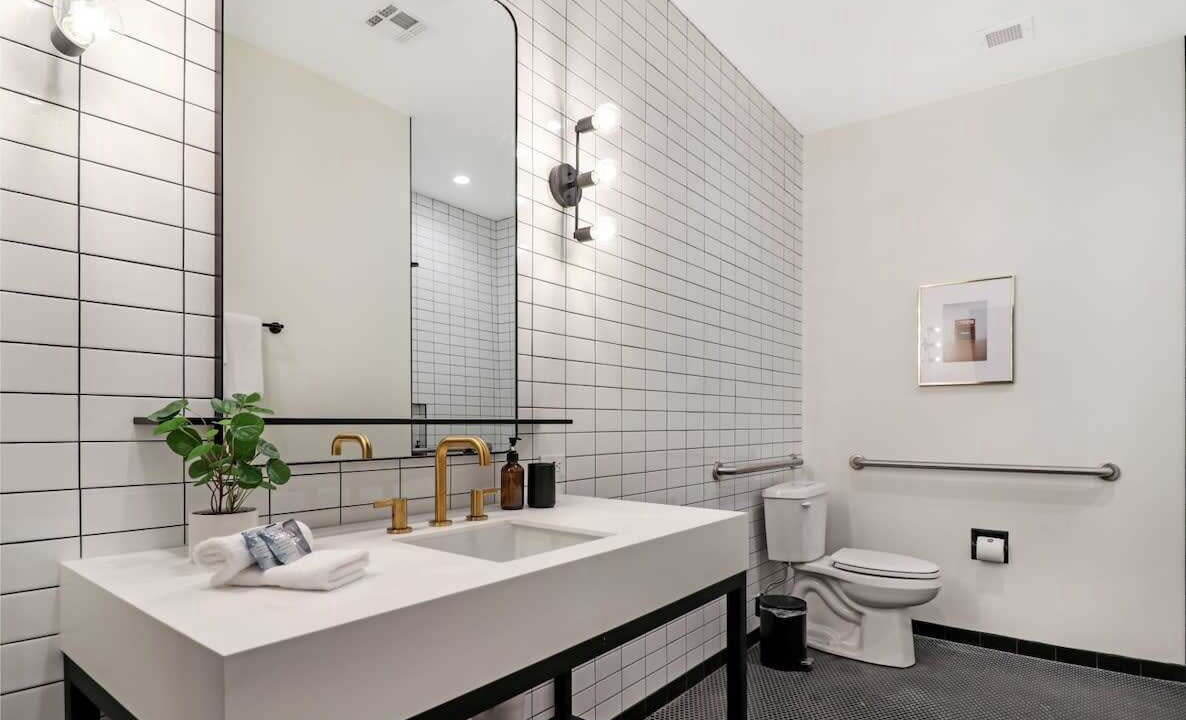 Photo of Bathroom in Arts/Warehouse District