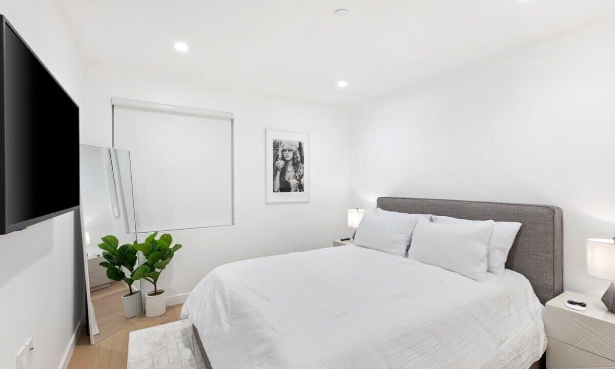 Photo of Others in Hollywood