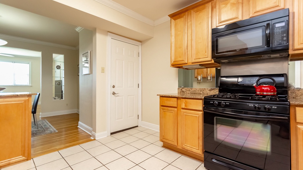 Photo of Kitchen in Lake Shore - Lake Vista