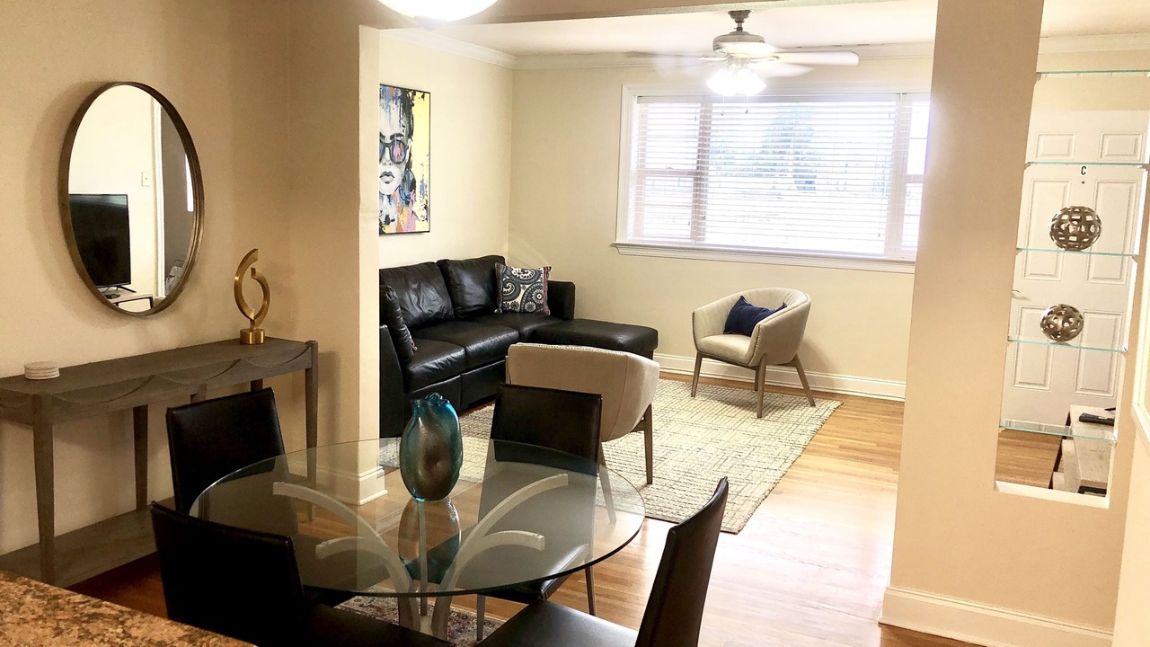 Photo of Livingroom in Lake Shore - Lake Vista