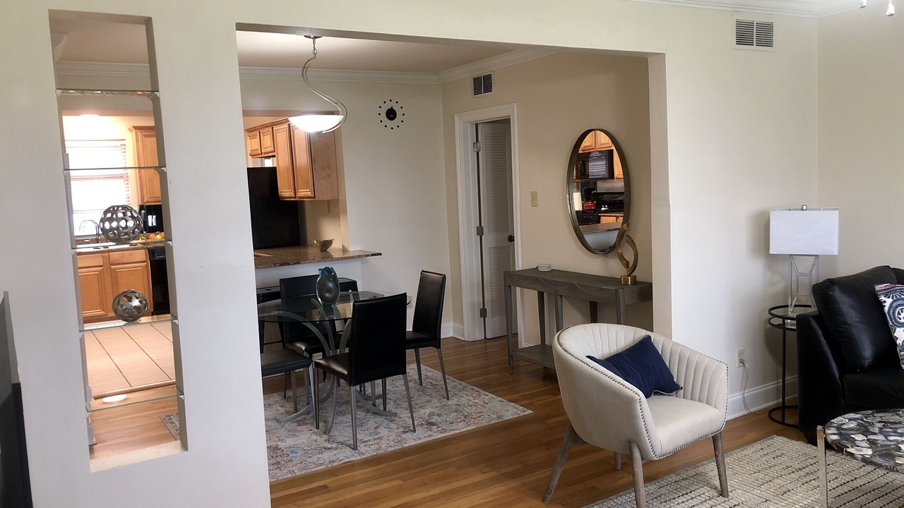 Photo of Livingroom in Lake Shore - Lake Vista