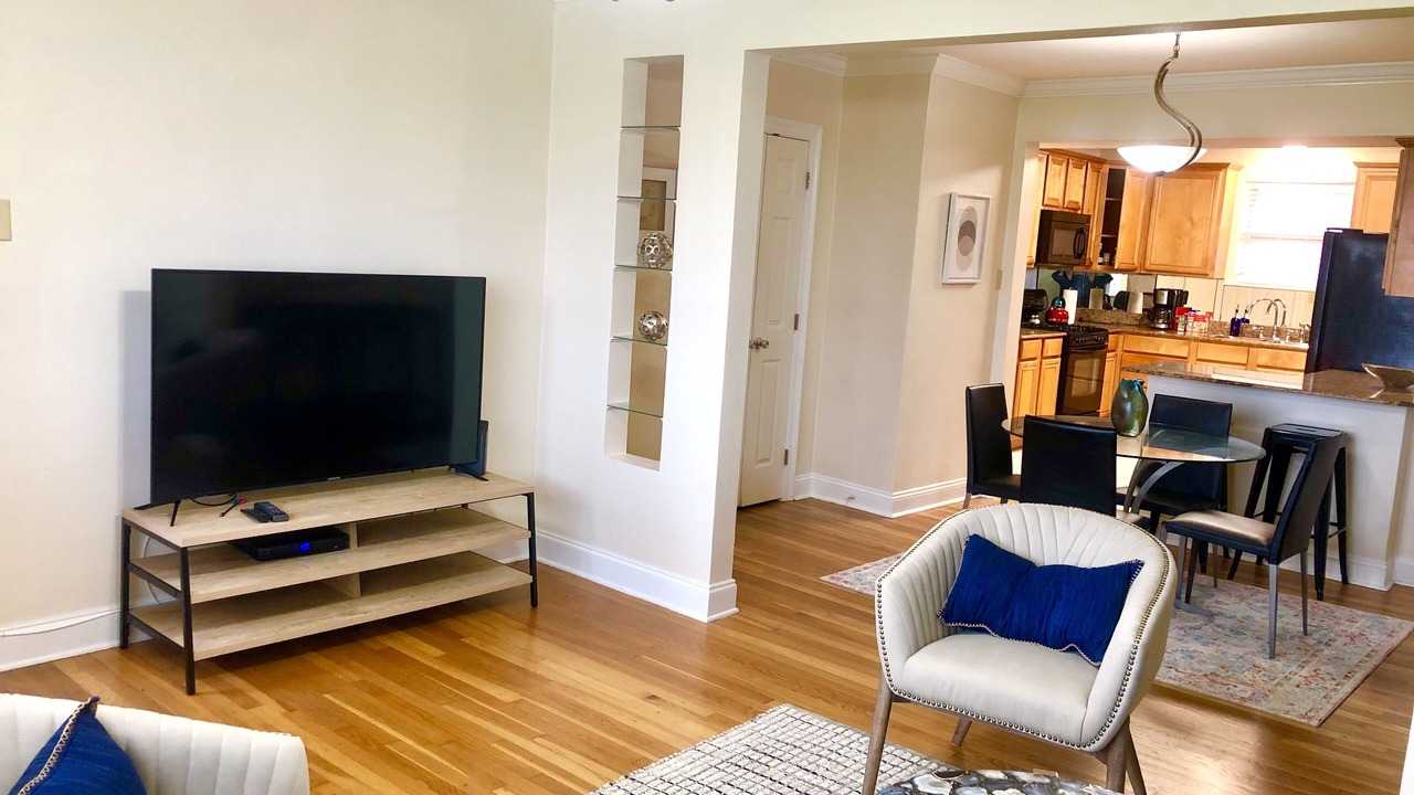 Photo of Livingroom in Lake Shore - Lake Vista