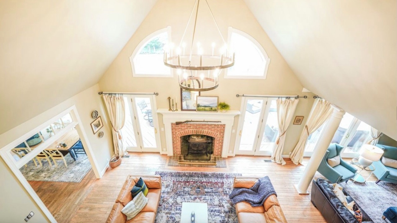 Photo of Livingroom in Round Hill