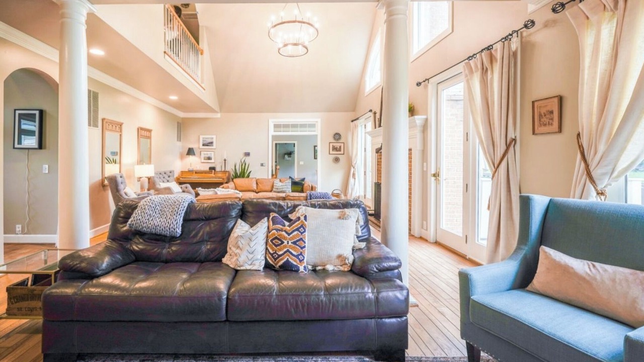 Photo of Livingroom in Round Hill