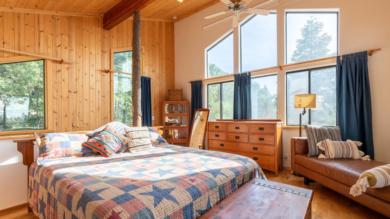 Photo of Bedroom in Green Valley Lake
