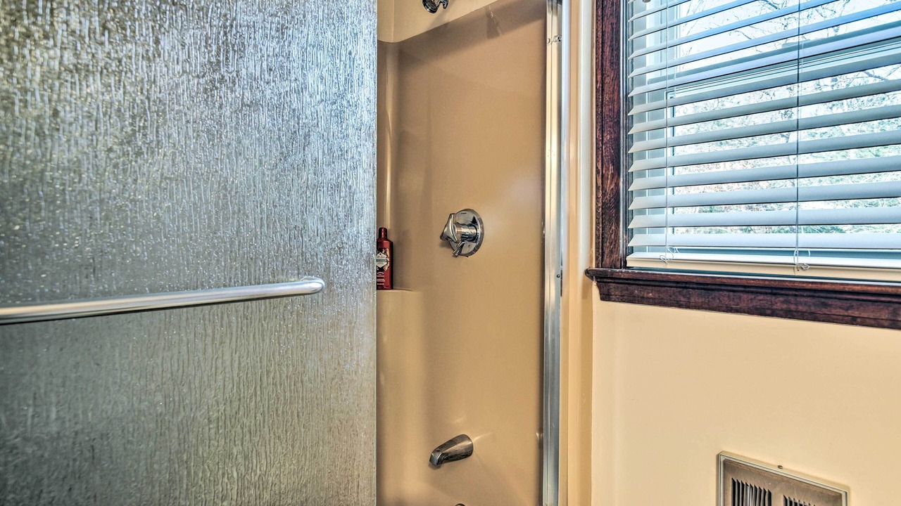 Photo of Bathroom in Teaticket