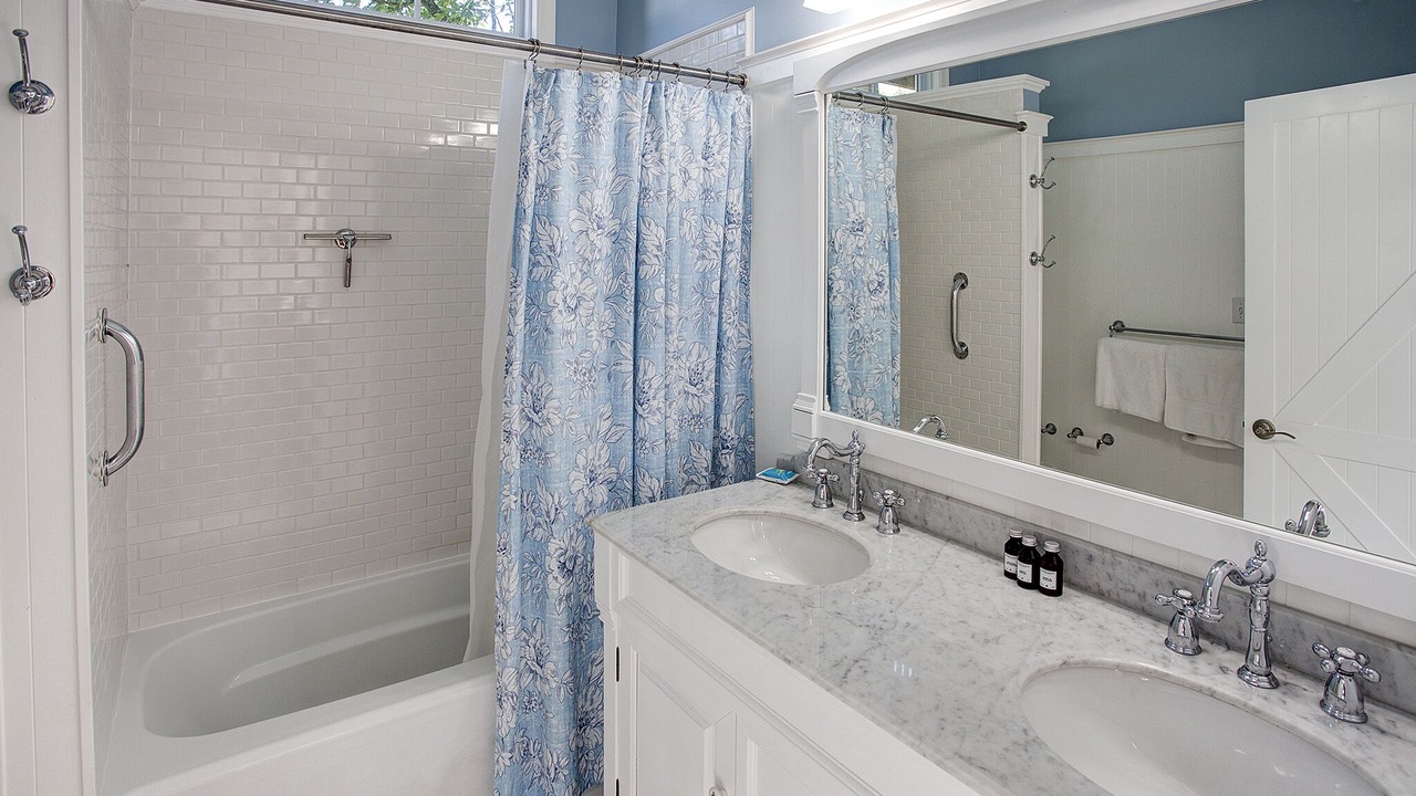 Photo of Bathroom in Round Hill