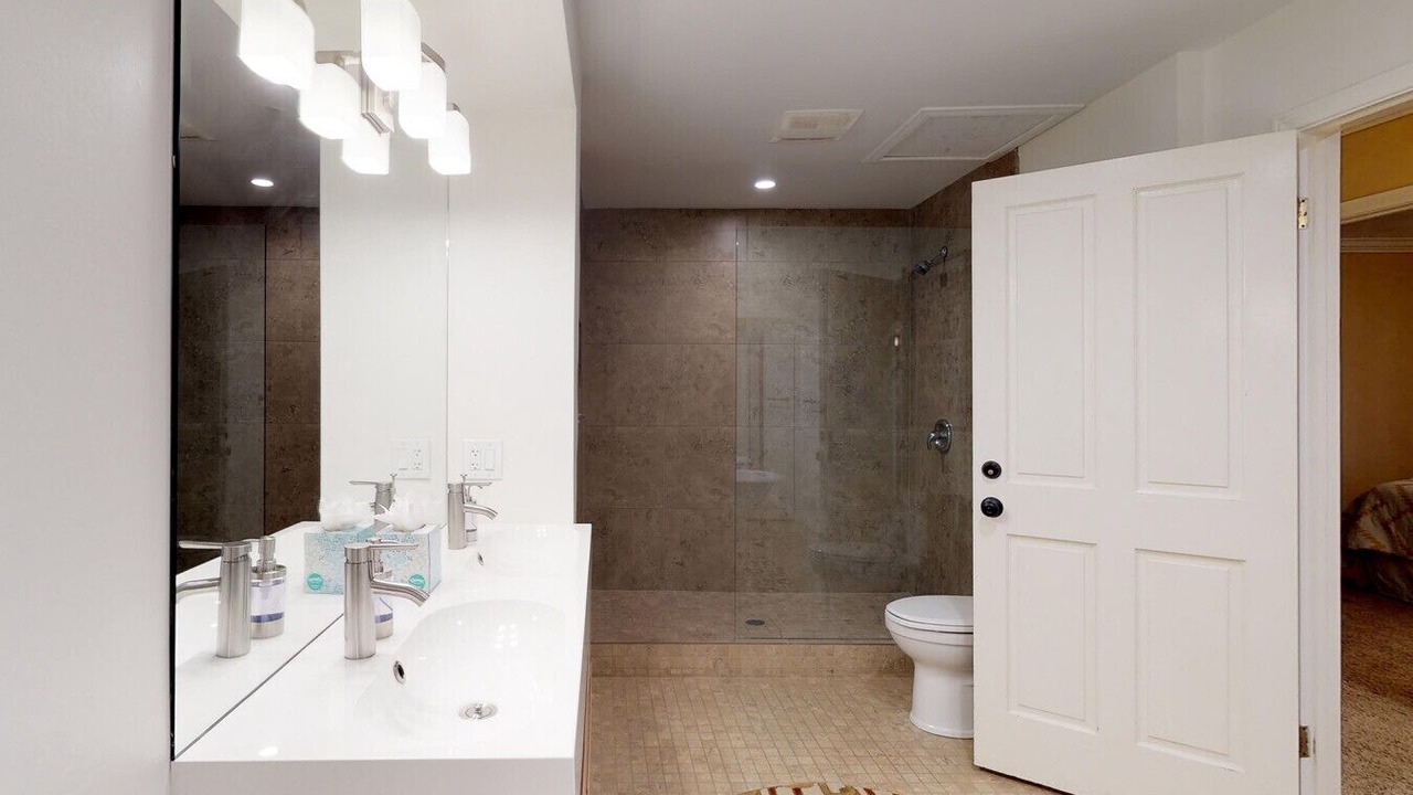 Photo of Bathroom in The Movie Colony