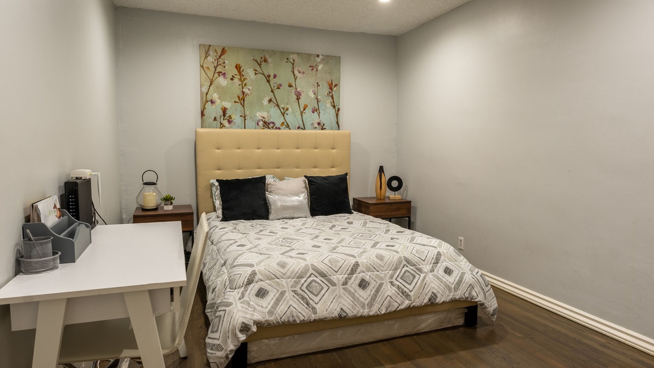 Photo of Bedroom in Valley Glen