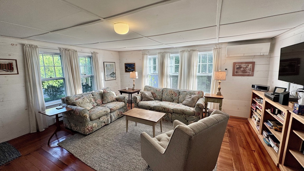 Photo of Livingroom in East Chop