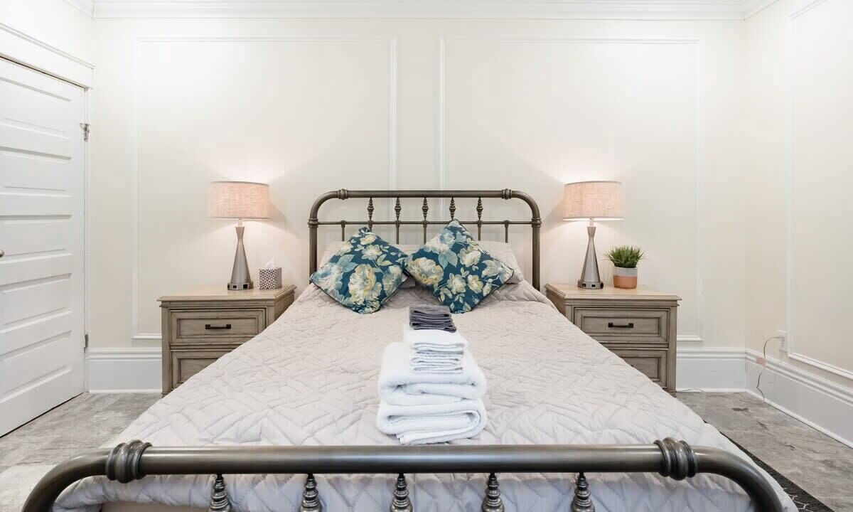 Photo of Bedroom in Uptown Historic District