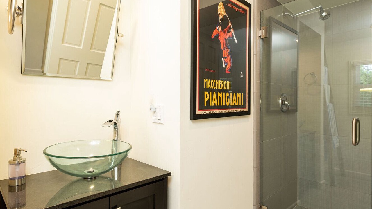 Photo of Bathroom in The Movie Colony