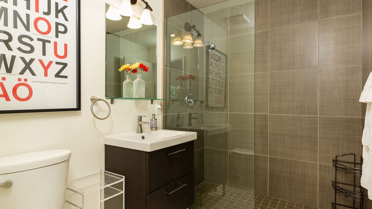 Photo of Bathroom in The Movie Colony