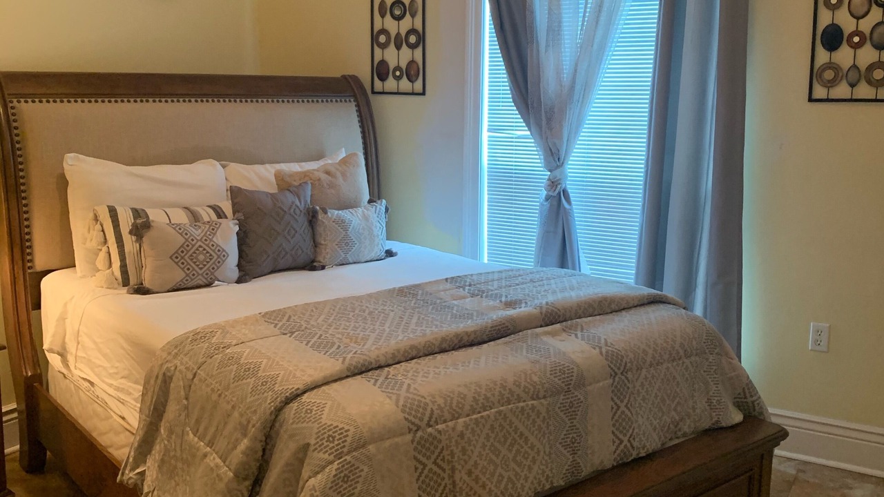 Photo of Bedroom in Little Woods