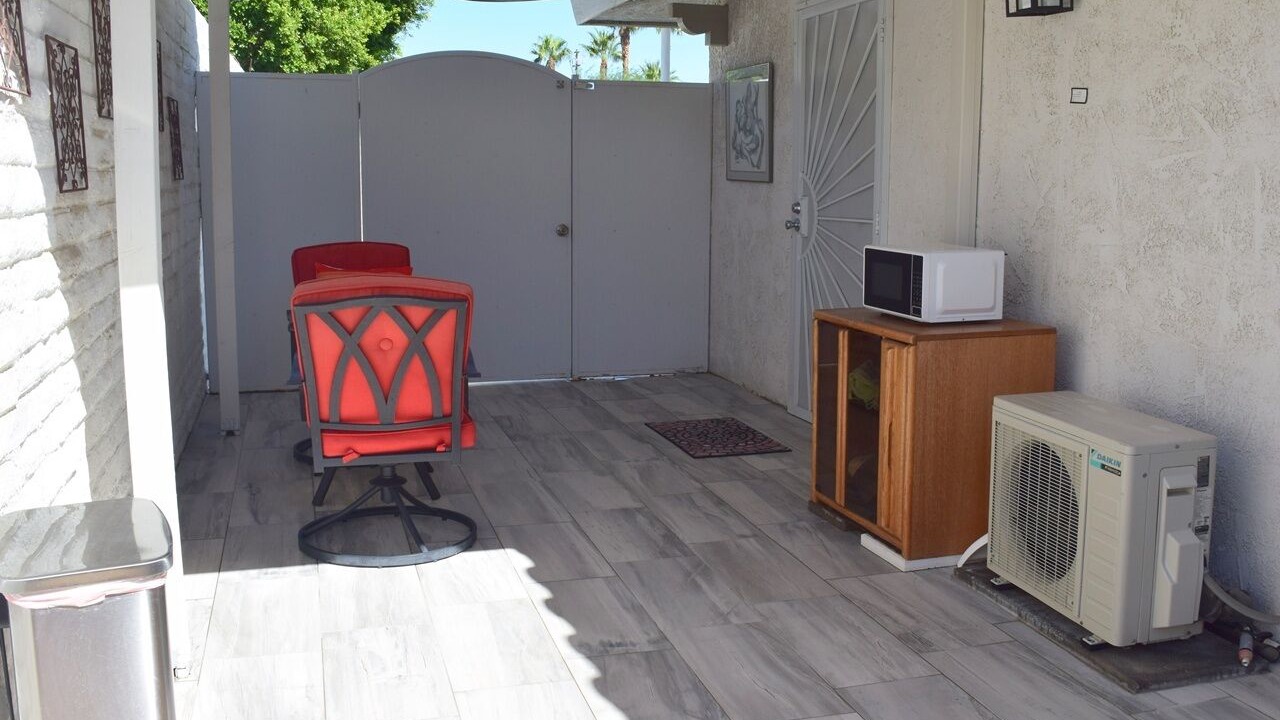 Photo of Patio Balcony in Racquet Club West