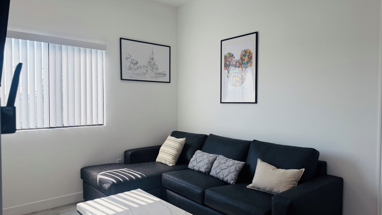 Photo of Livingroom in Midway City