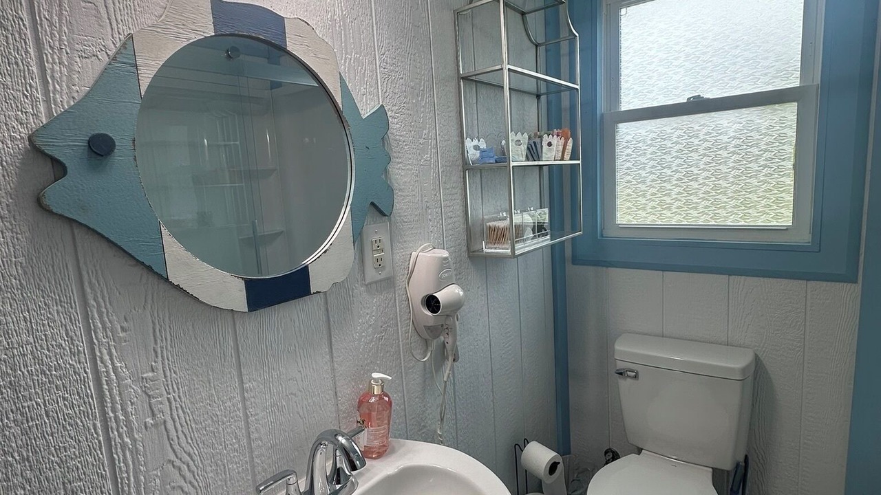 Photo of Bathroom in Deep Hole