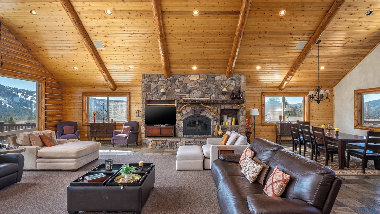 Photo of Livingroom in Castle Glen Estates