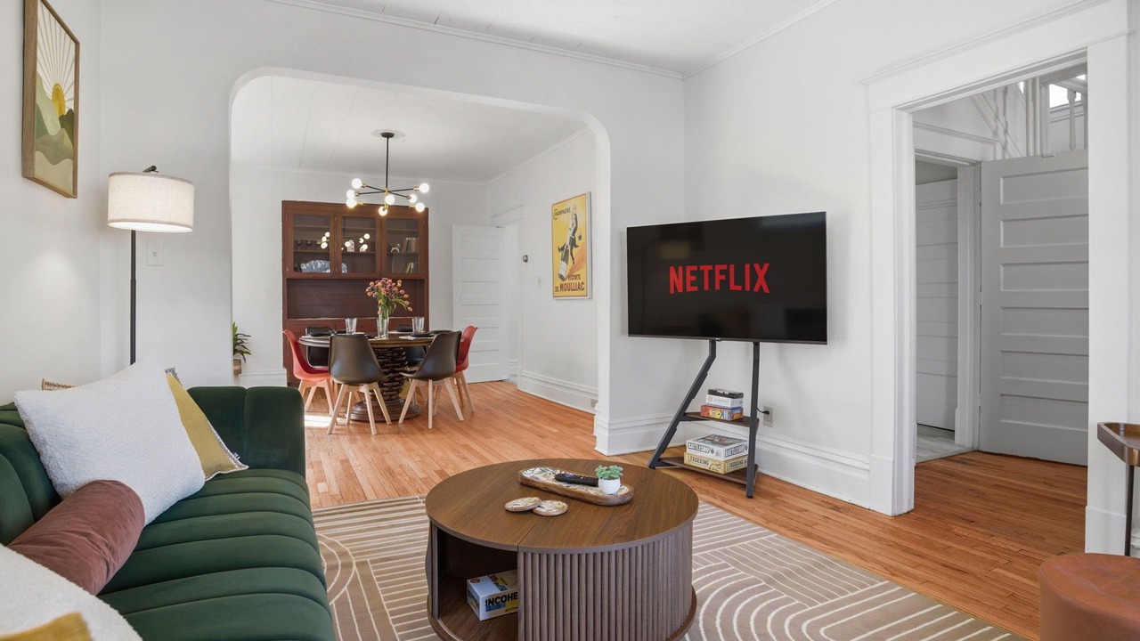 Photo of Livingroom in Summit - University