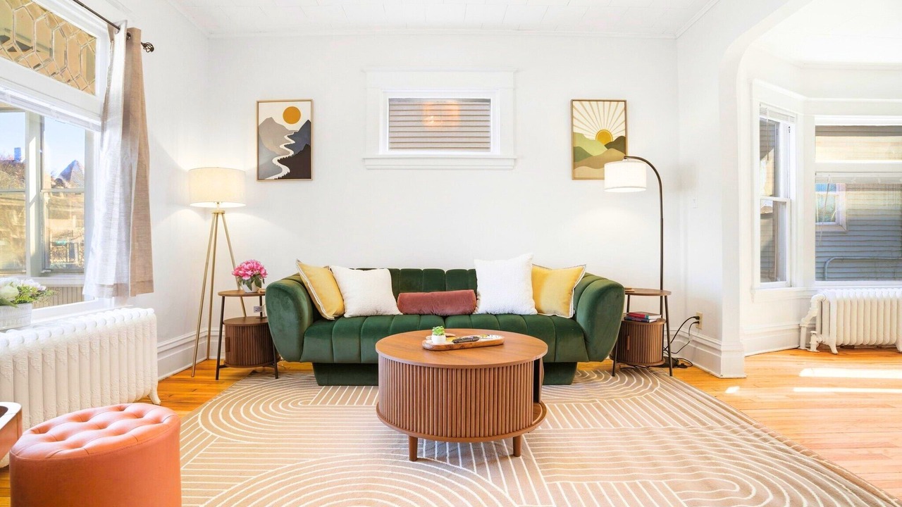 Photo of Livingroom in Summit - University