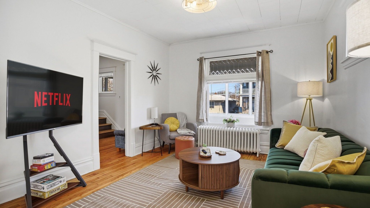 Photo of Livingroom in Summit - University