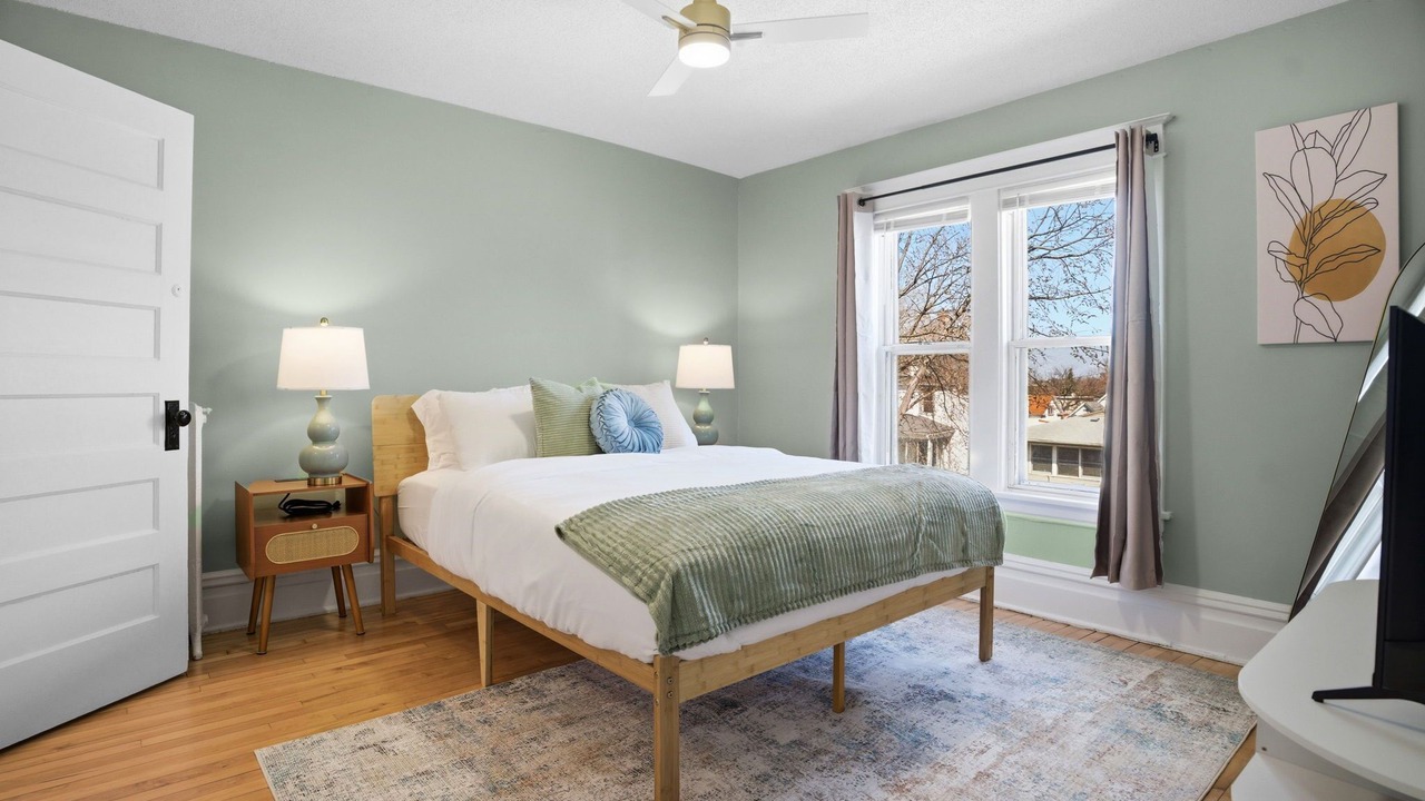 Photo of Bedroom in Summit - University