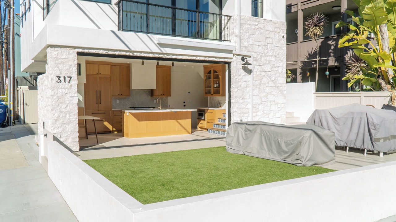 Photo of Patio Balcony in The Strand