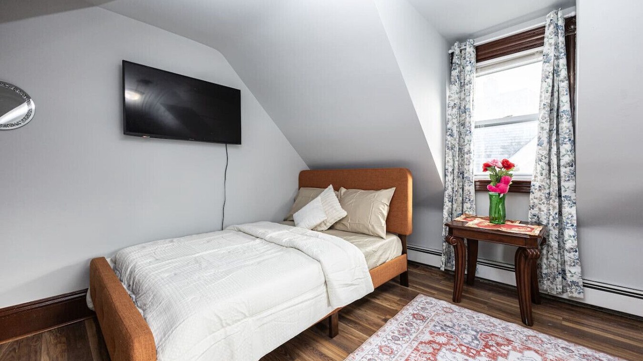 Photo of Bedroom in Roxbury