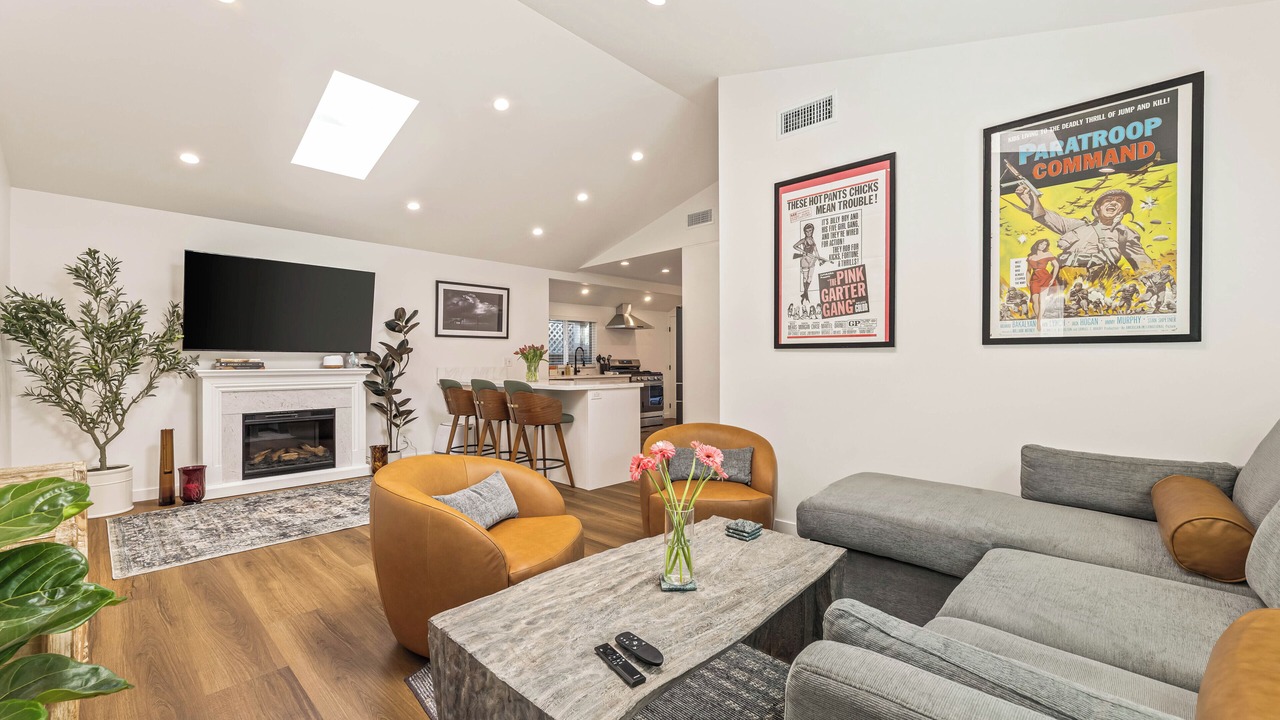 Photo of Livingroom in Hollywood Hills West
