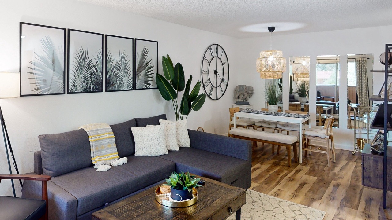 Photo of Livingroom in Racquet Club West