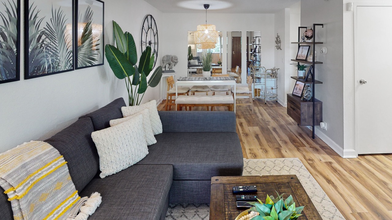 Photo of Livingroom in Racquet Club West