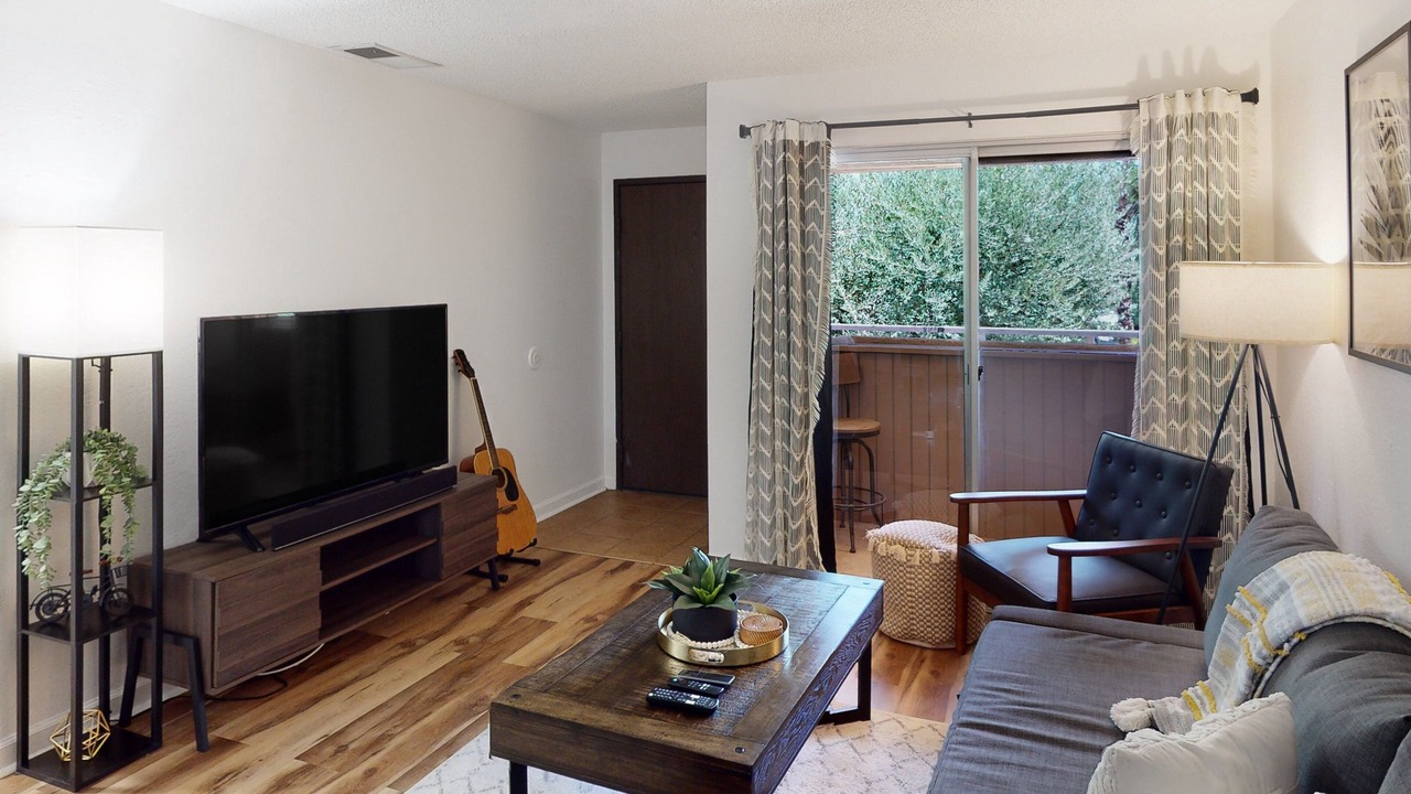 Photo of Livingroom in Racquet Club West