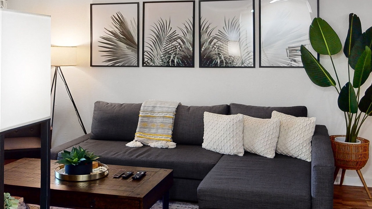 Photo of Livingroom in Racquet Club West