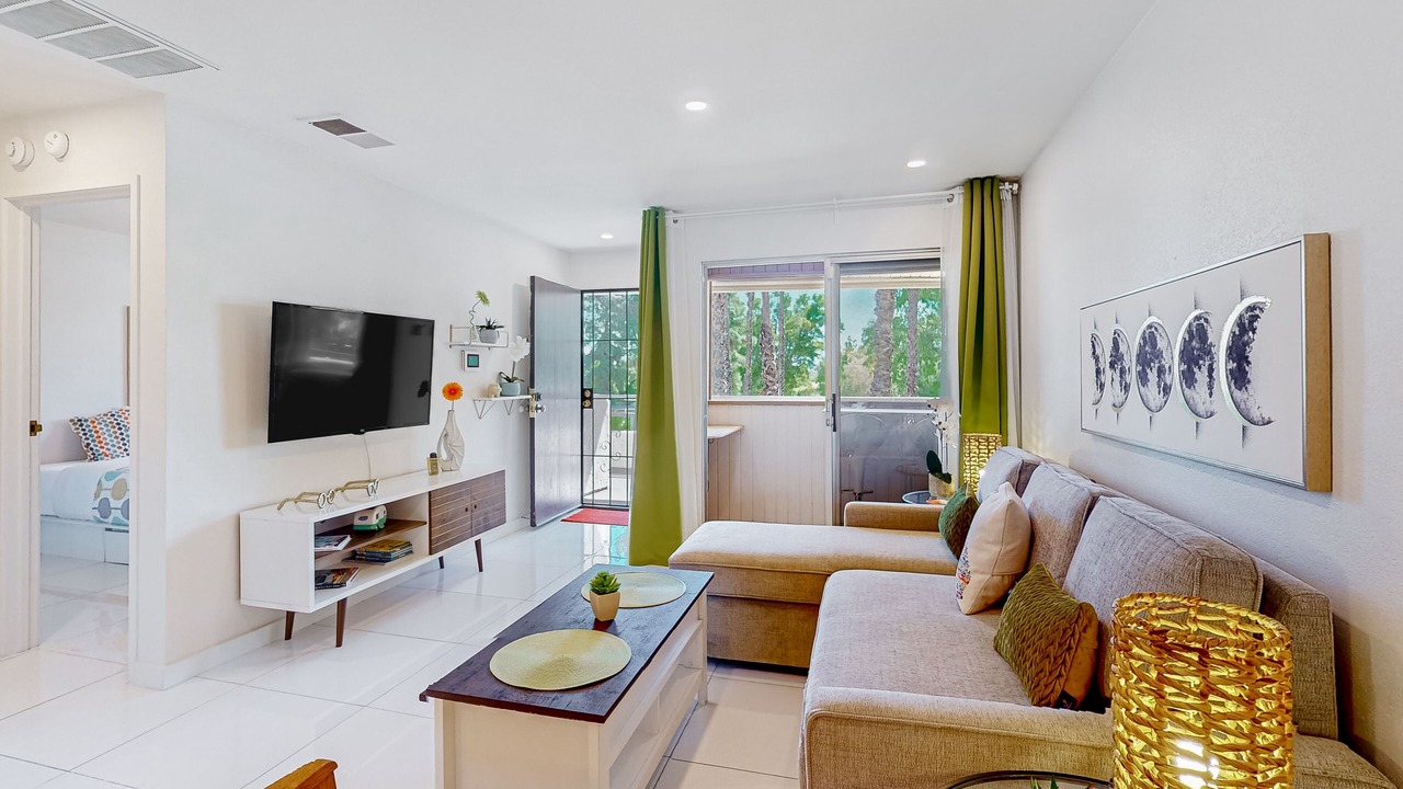 Photo of Livingroom in Racquet Club West