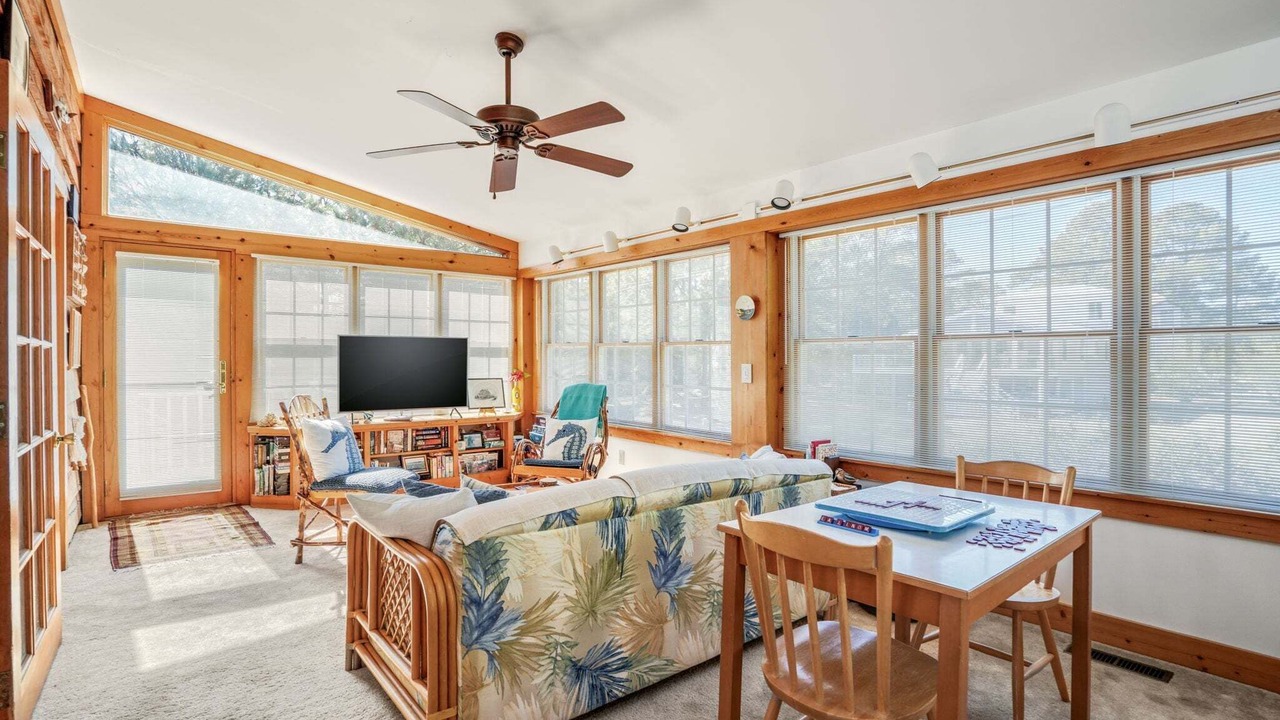 Photo of Livingroom in Deep Hole