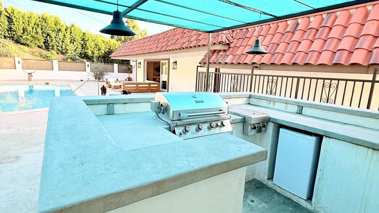 Photo of Patio Balcony in Meiners Oaks