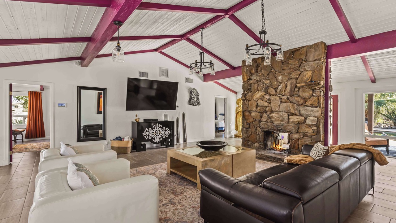 Photo of Livingroom in Racquet Club West