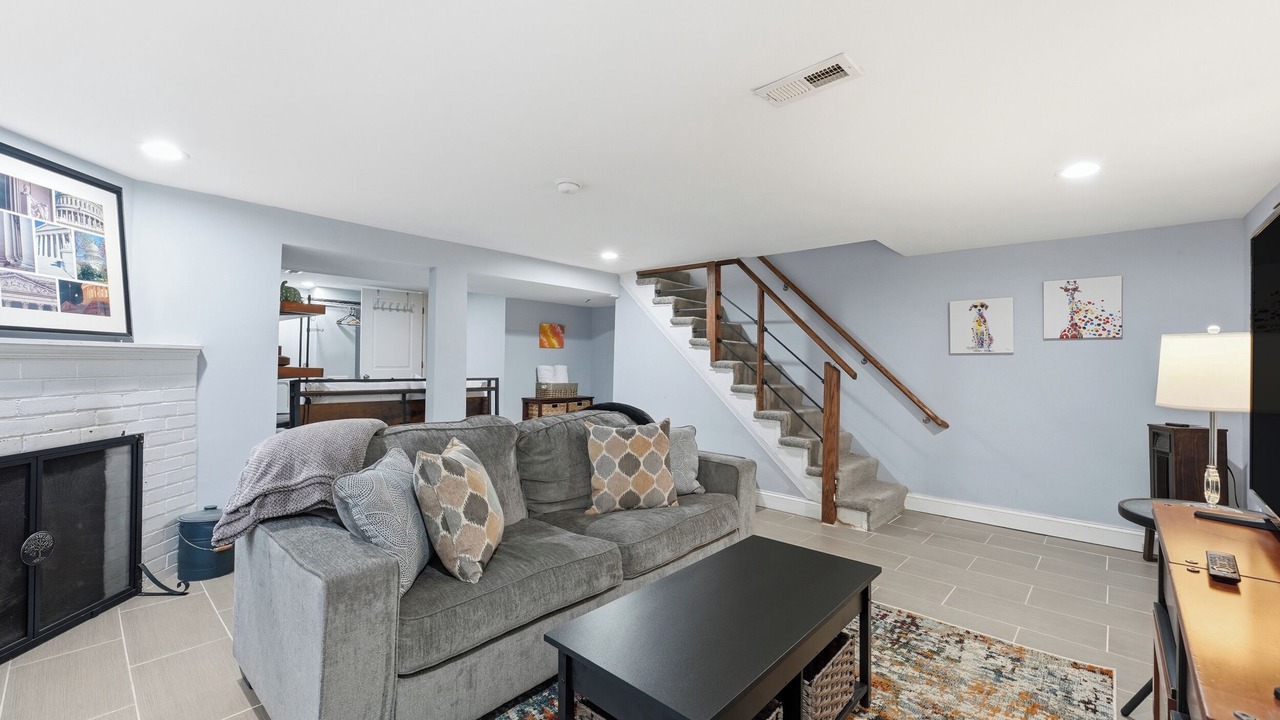 Photo of Livingroom in Lower Central NE