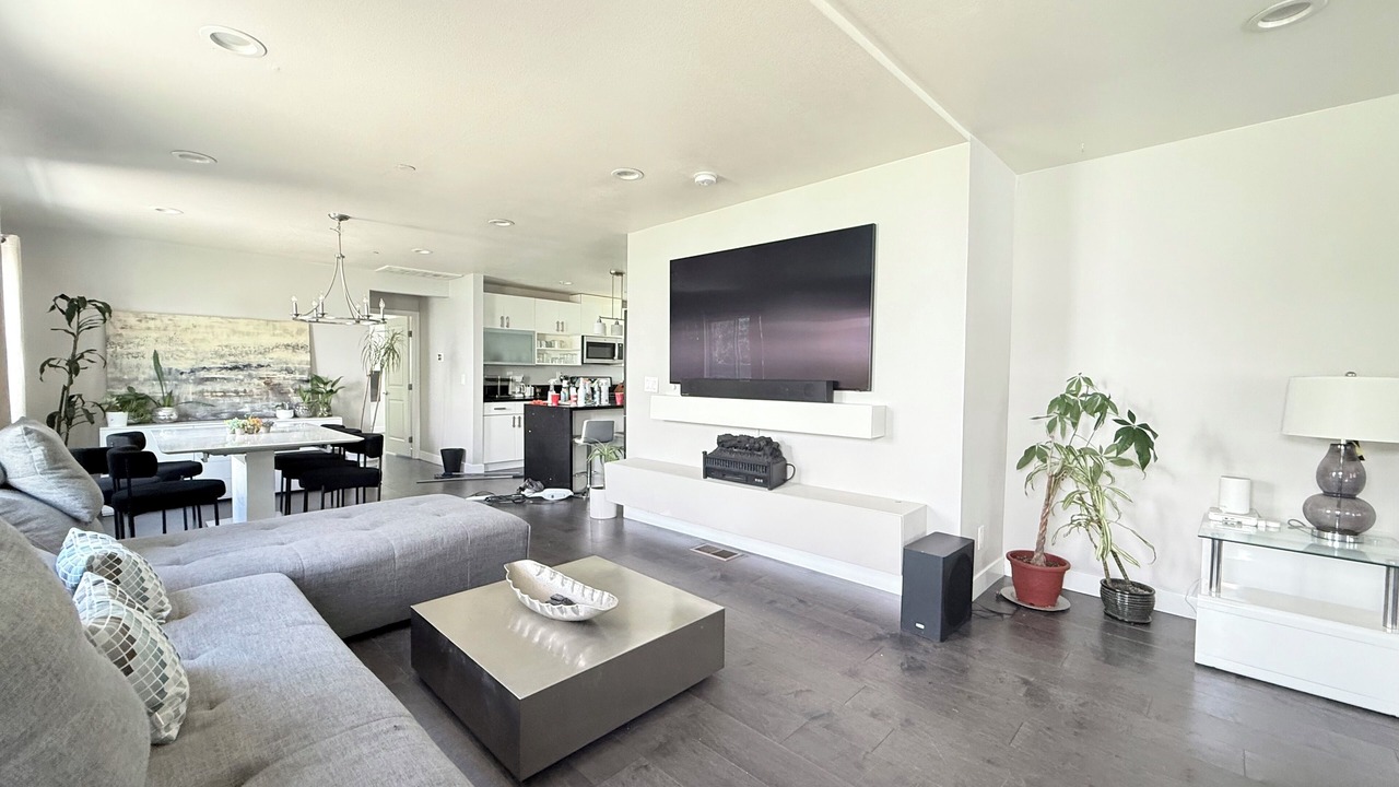 Photo of Livingroom in North Central