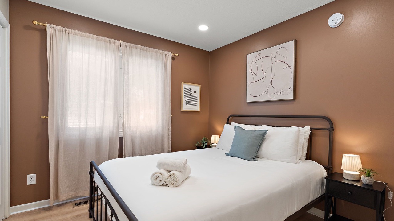 Photo of Bedroom in Summit - University