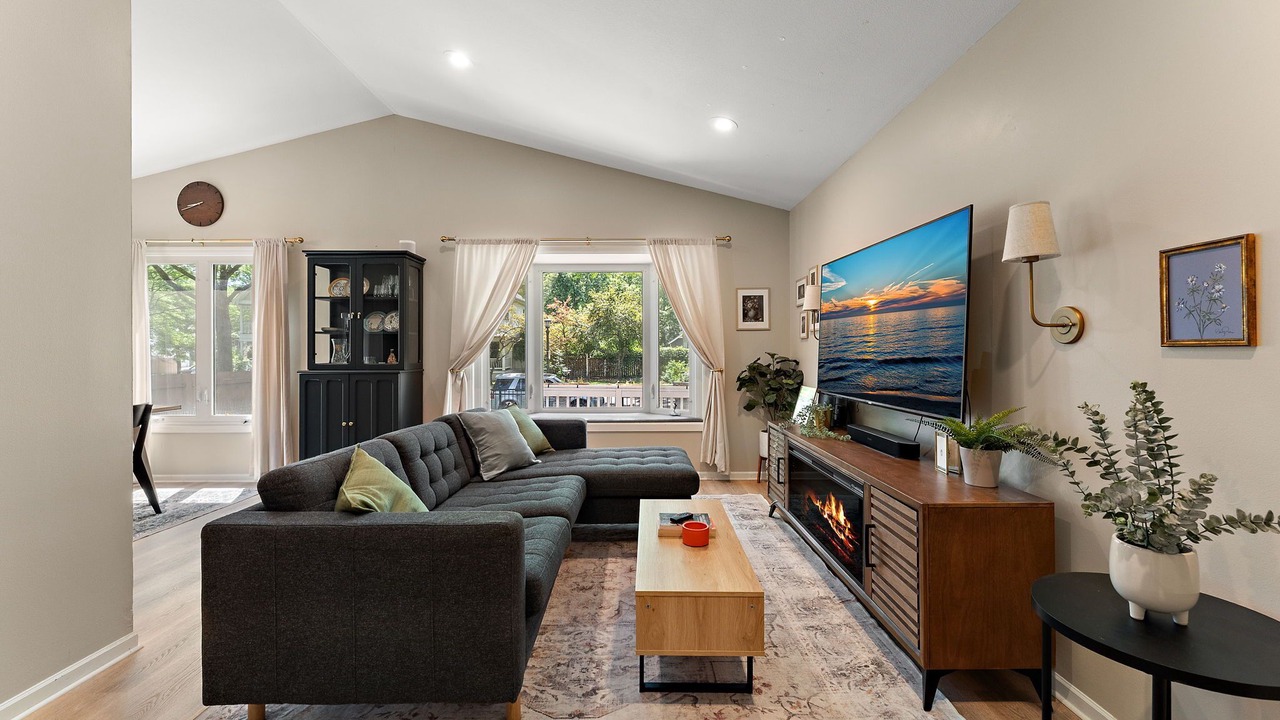 Photo of Livingroom in Summit - University