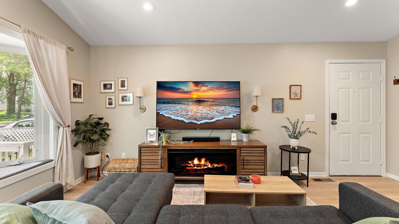 Photo of Livingroom in Summit - University